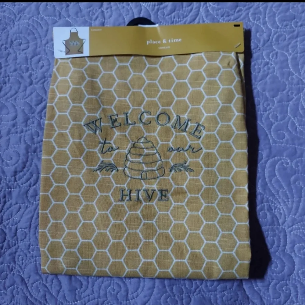 WELCOME TO OUR HIVE Farmhouse Style Full Apron BNWT RETIRED 2022